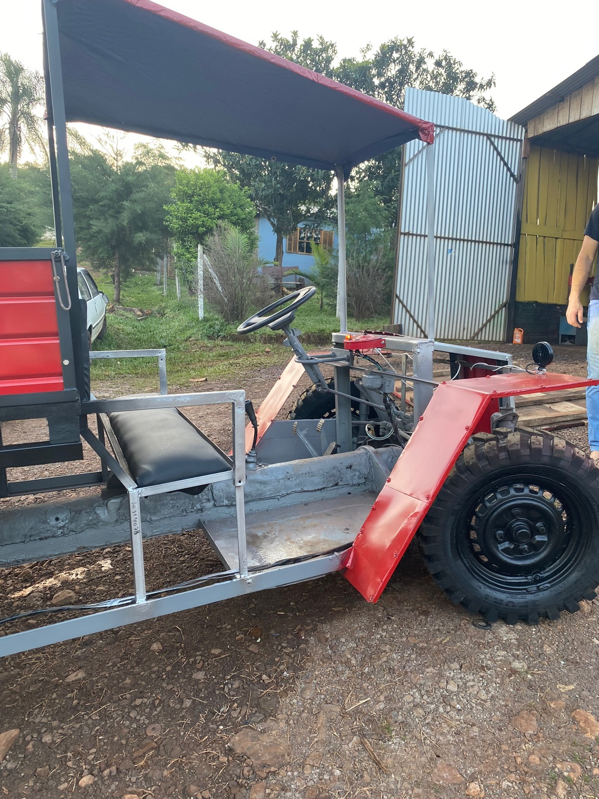 Carreta vermelha motor e mecânica de fusca